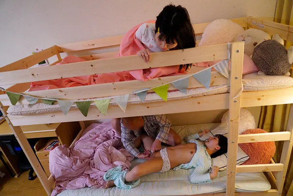 phim sex rei kamiki không che Ông chú đồi bại đến nhà chơi nữa đêm mò vào phòng 2 cô cháu gái